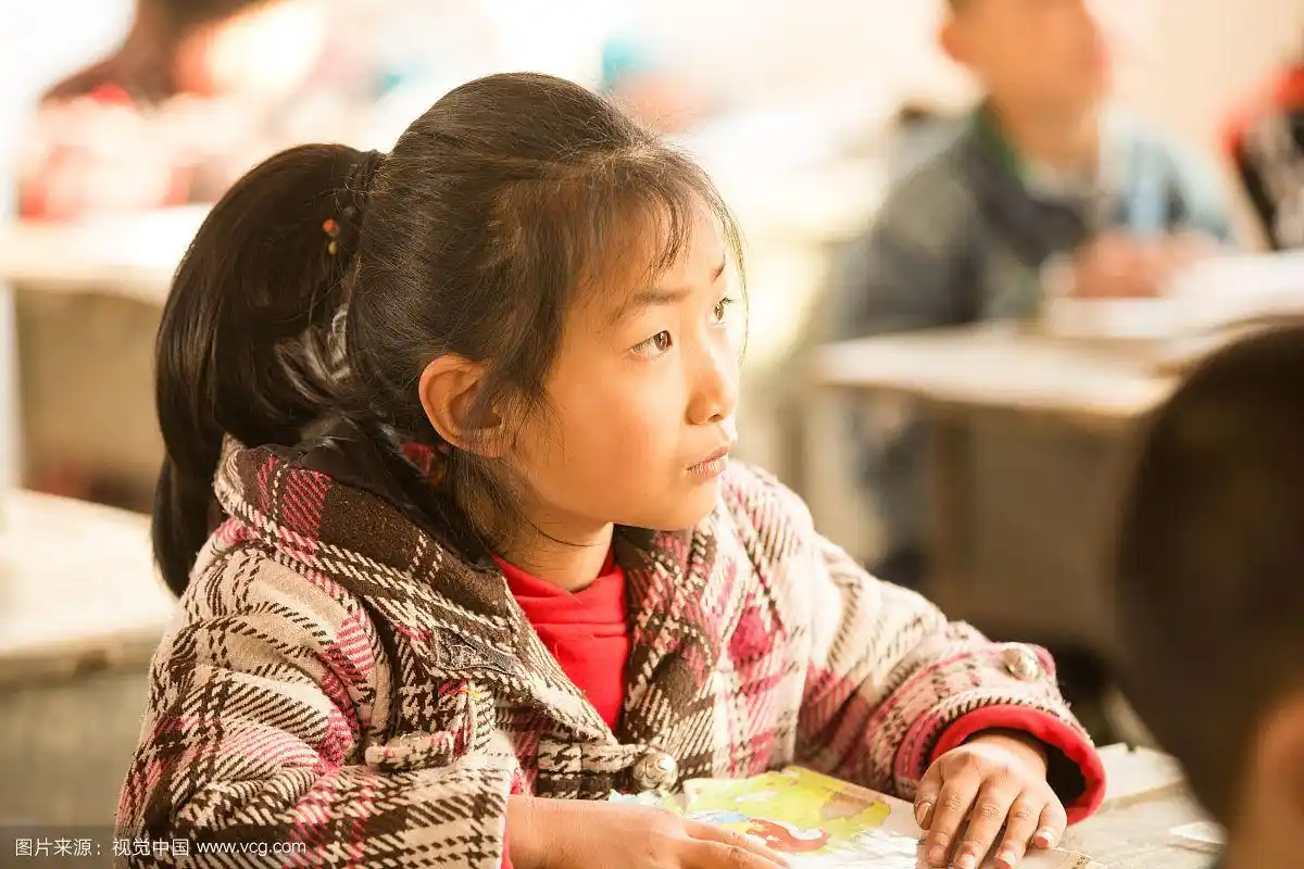 乡村小学里的小学女生