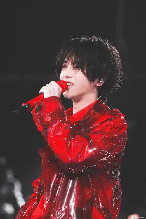 华晨宇最新自拍亮相卷毛狼尾发型化身摇滚小狼崽