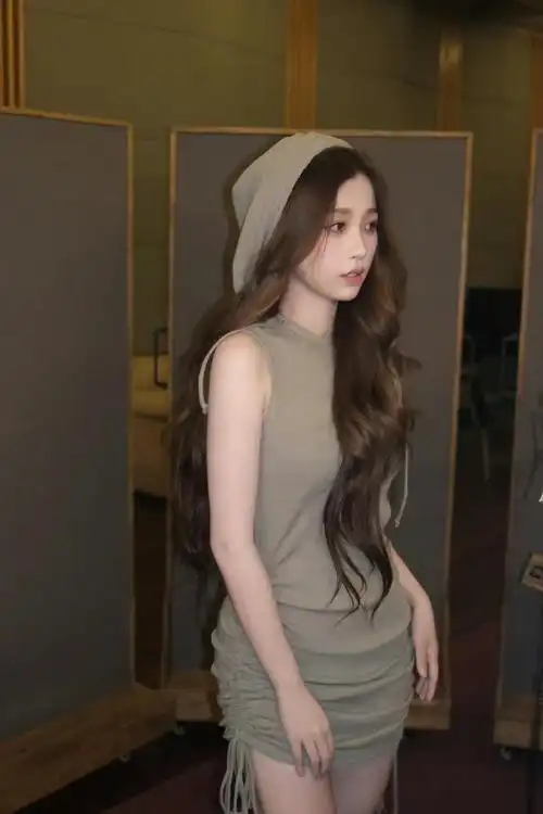 虞书欣她拥有一双大眼睛和灿烂的笑容让人不由地被她的美丽吸引!