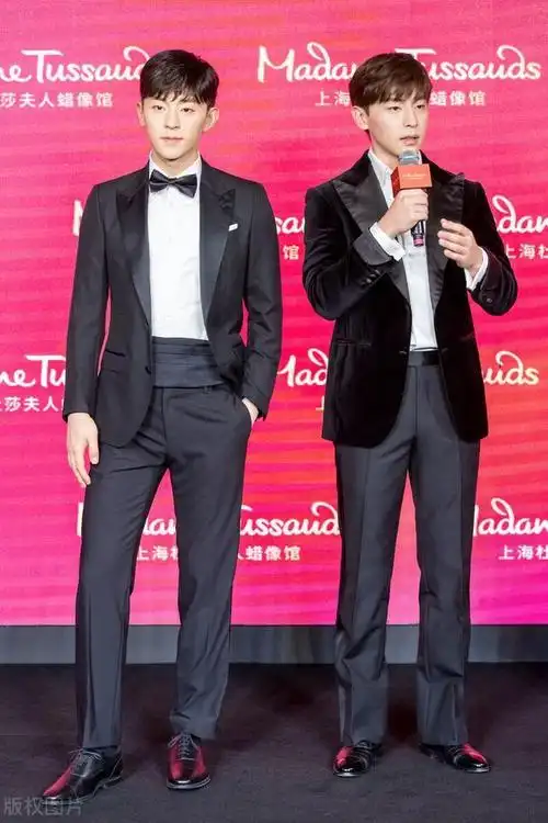 邓伦一袭正装现身上海杜莎夫人蜡像馆,和自己的蜡像合影比帅气
