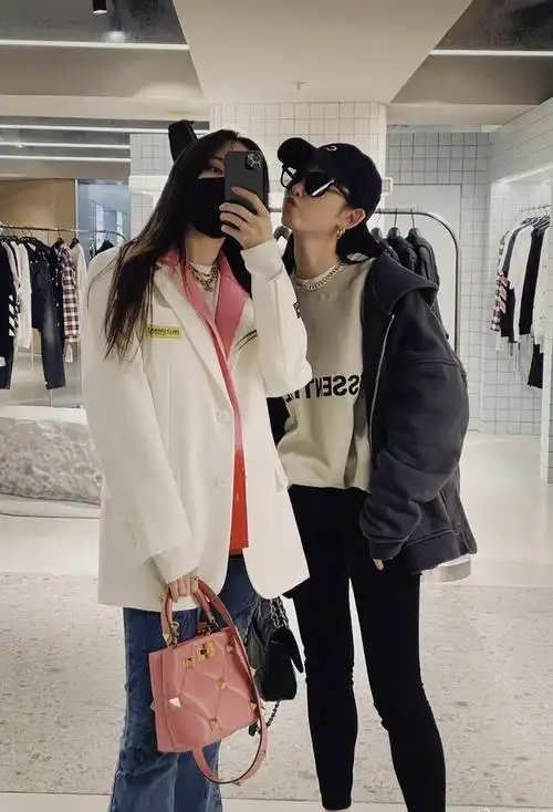 孟佳蒋梦婕同逛商场无人识对镜自拍时尚满满同秀大长腿