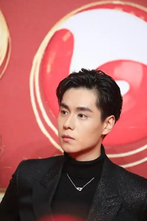 随手抓拍的胡一天 侧脸好帅 来自精力充沛一只杏 - 微博