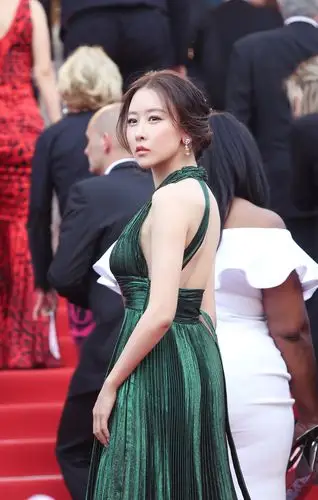 毛俊杰产后亮相戛纳开幕红毯深v礼服露背设计散发成熟魅力