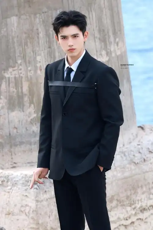 陈飞宇一字绑带黑西装