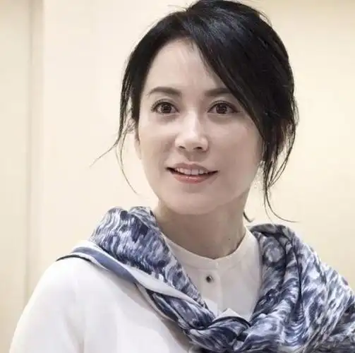 俞飞鸿:坦然面对渐渐老去的自己,52岁未婚未孕依然过得很潇洒