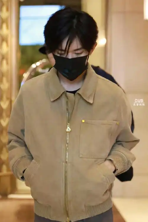 易烊千玺穿白大褂制表##易烊千玺皮衣街拍#玺子哥这几天穿的衣服一件