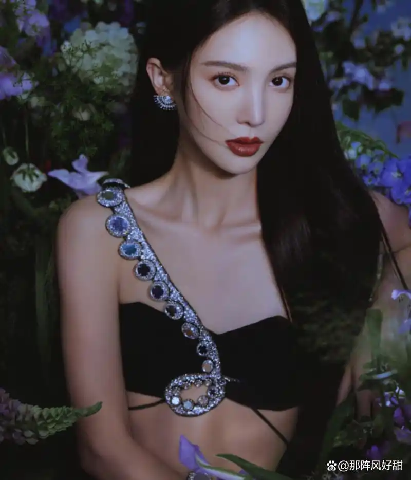 金晨太适合穿黑色,配上公主裙白成一道光,31岁明艳又大气