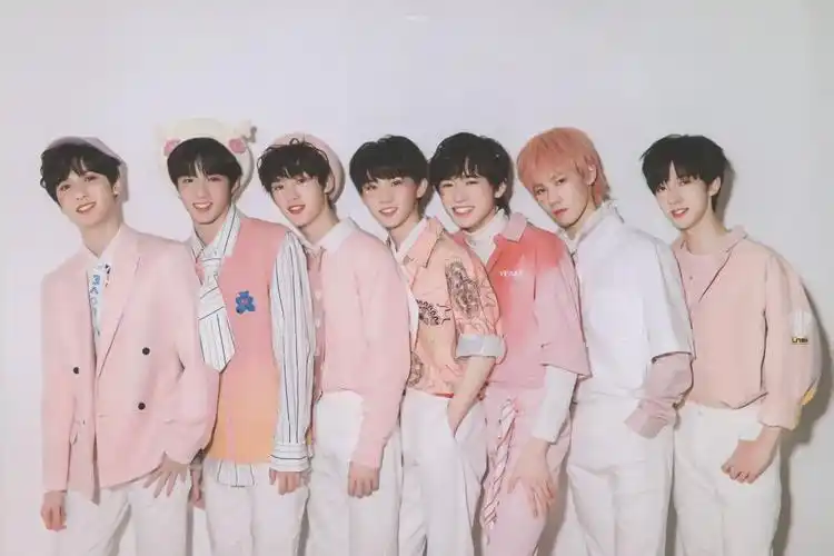 姊妹们谁能给我tnt的照片不带水印的那种啊