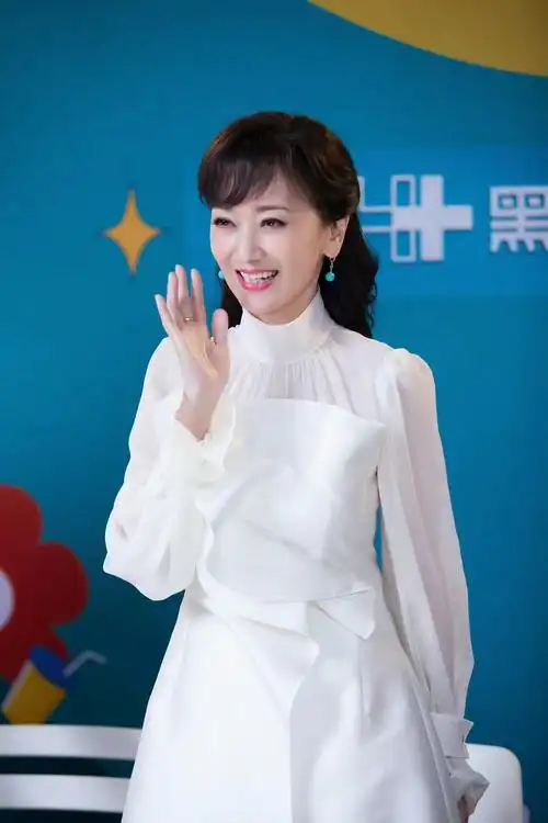 赵雅芝新造型来袭,涂芭比粉口红减龄不够,穿白色长裙更精致优雅