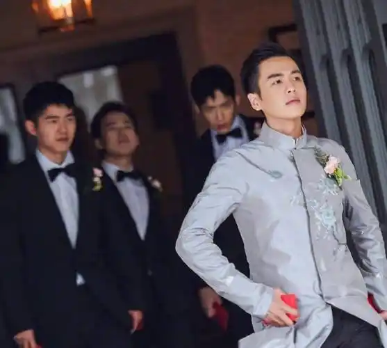张若昀伴郎团遭调侃,逗趣合影"撞款"二哈_唐艺昕_画风_青春