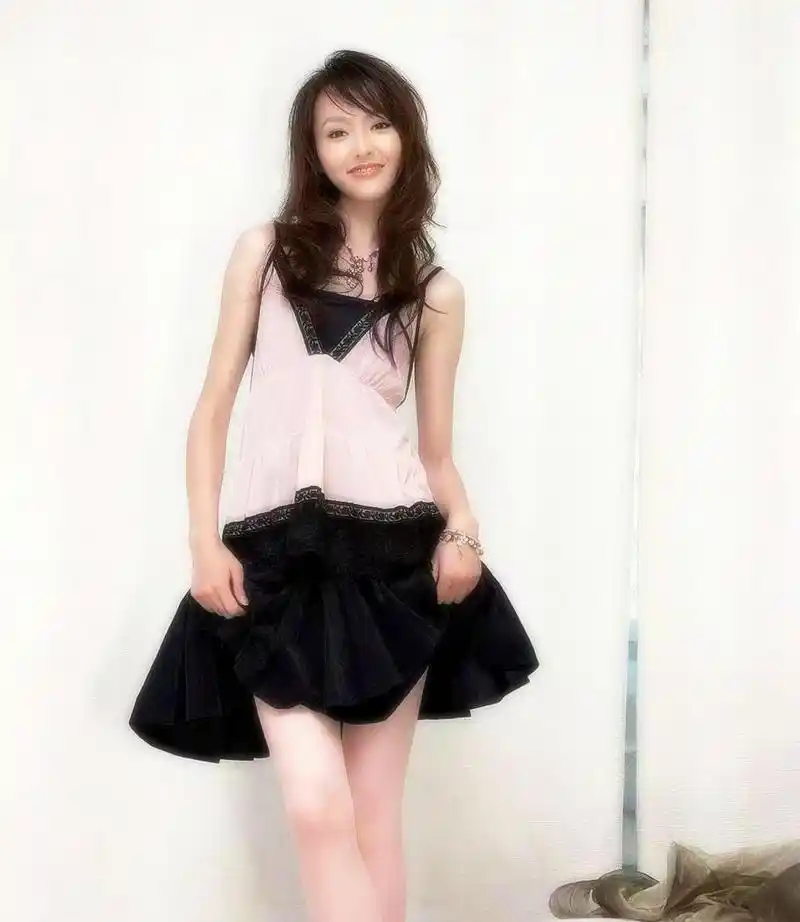 唐嫣早年照片尽显青春气息.她的容貌和身材堪比模特.