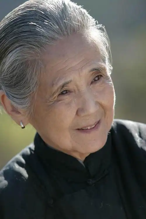 大雨天,一位慈祥的母亲骑自行车半小时,为了送还多找的拾元钱!