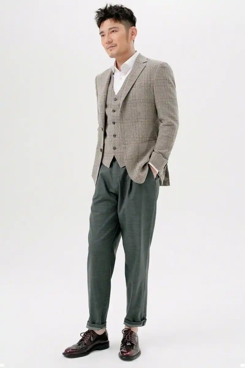 8月25日,近期因体重问题备受关注的钱枫在微博晒出一组新写真,不同于