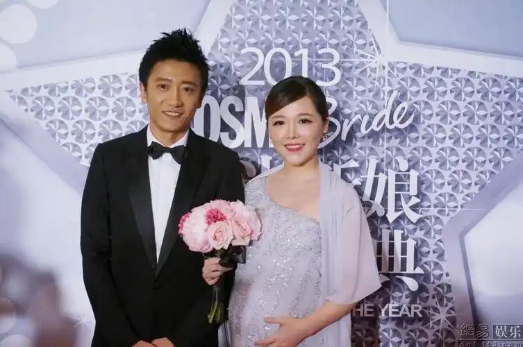 唐笑挺大肚与丈夫参加活动