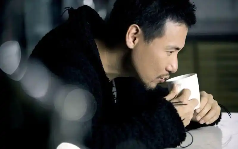 字幕张学友他在那里音乐特辑很多幕后的大树