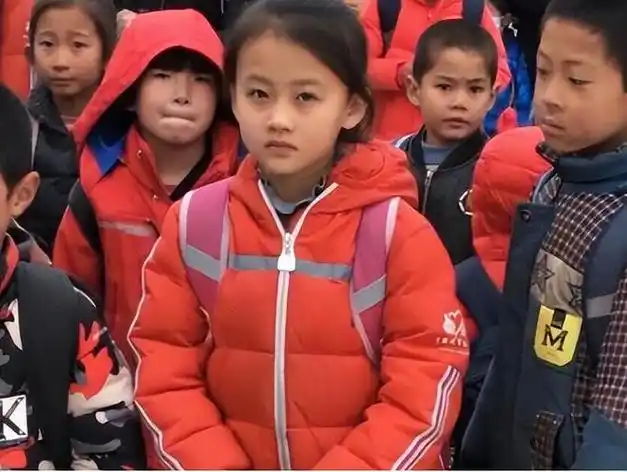 就在这个时候,铁嘉欣发现了老师,冲着老师甜甜一笑,而这个微笑恰好被