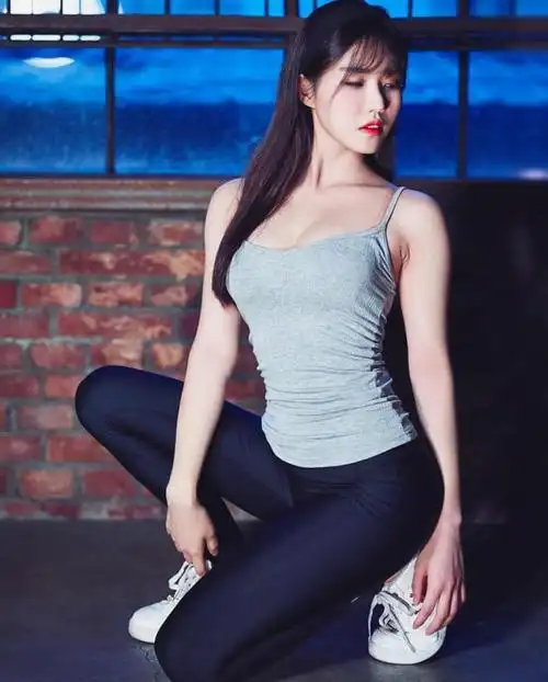 健身是很多女生的爱好更是她们展现自己完美身材的时刻