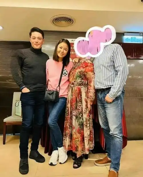 霍建华穿紧身衣彻底油腻,不如大3岁妻子年轻