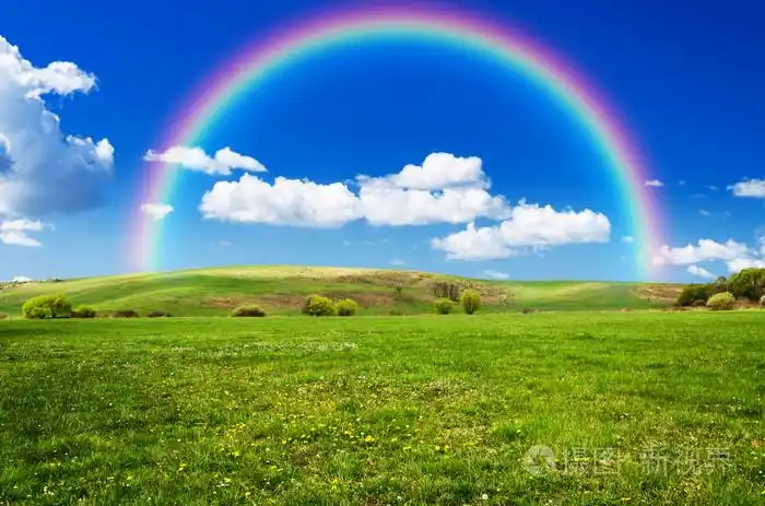 彩虹与白云阳光灿烂的日子