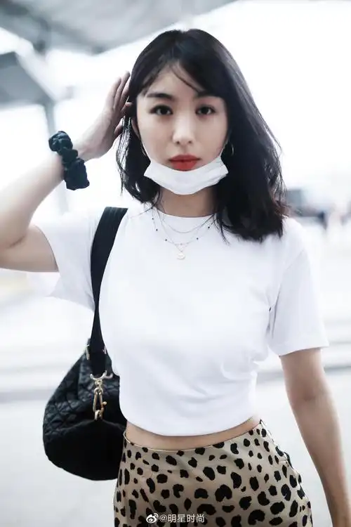 李菲儿今日机场新造型,白色t搭配豹纹长裙大秀身材