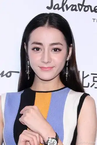 最美面孔最美女性之迪丽热巴,92年生28岁,异域风情五官精致