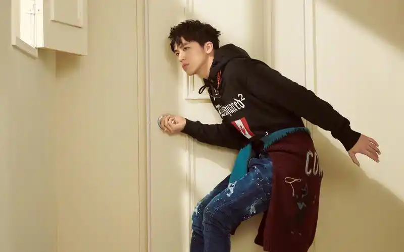 许魏洲帅气杂志写真高清桌面壁纸