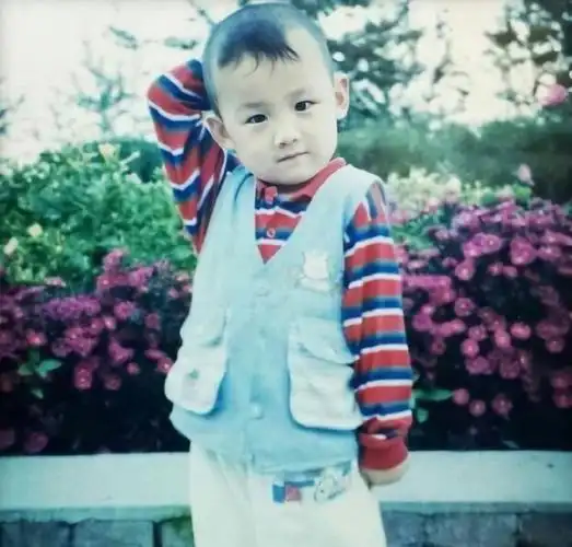 白敬亭童年照曝光,原来猛男小时候也穿裙子!
