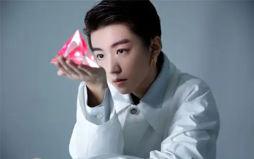 王俊凯科技风帅气杂志写真图片壁纸