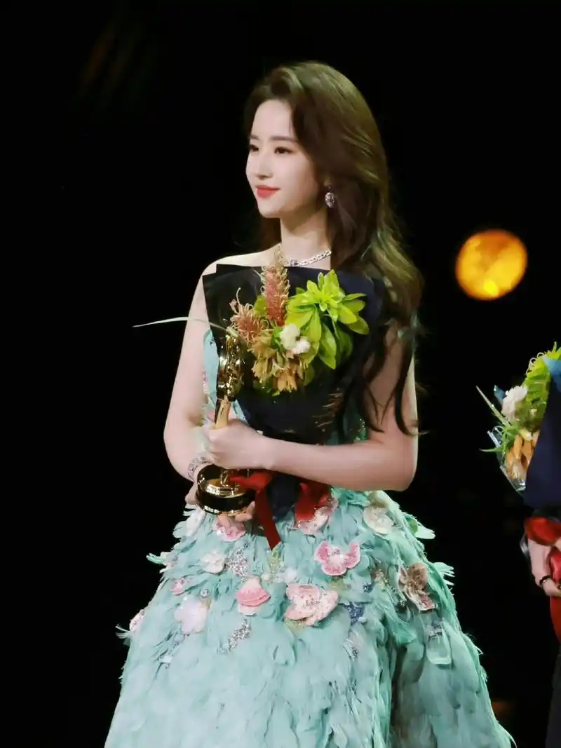 花材分享|微博之夜刘亦菲和王一博的花束 06皇冠贝母在西方,皇冠