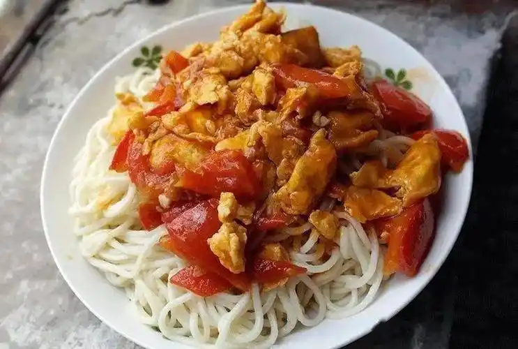 西红柿鸡蛋拌面,做法简单,炒一炒拌一拌特别香!