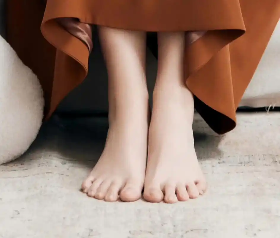 演员徐百慧凉鞋美脚照,2022年,徐百慧主演的现实题材剧《春风又绿江