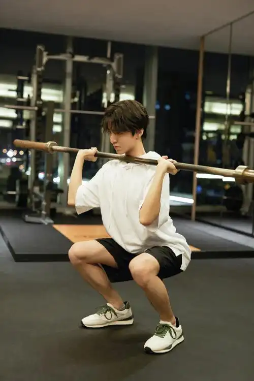 健身房里偶遇王俊凯,艺人身材管理,也很在线