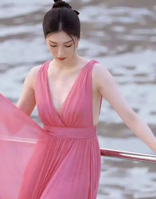 江疏影穿上粉色裙子,展现出梦幻般的仙女范!_连衣裙_时尚_感觉