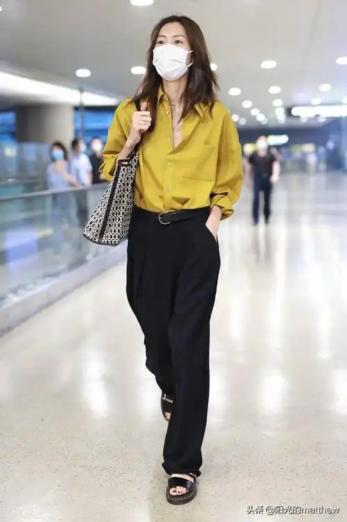 2021年6月17日,上海,刘雯现身机场.