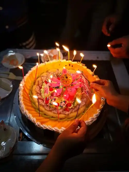 其次在会员本人每年生日当天在本店消费的,盘州小丽江会送上生日蛋