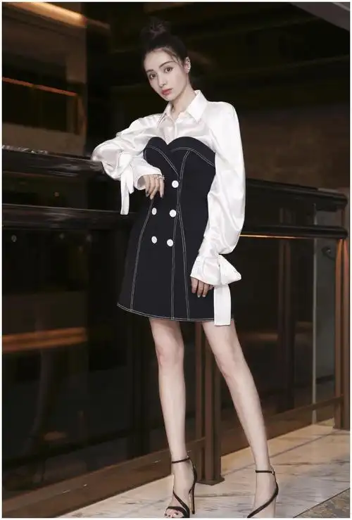 姜潮麦迪娜走机场小夫妻结婚多年甜蜜依旧麦迪娜大长腿很吸睛