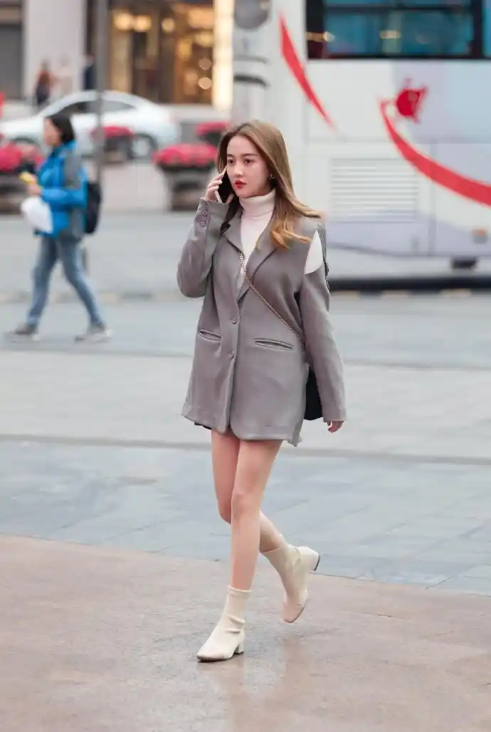 美女街拍:冬季时尚穿搭,让你穿出高贵气质和高挑身材