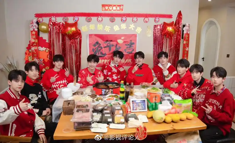 tf家族三代近期大合照新年快乐朱志鑫苏新皓张极左航