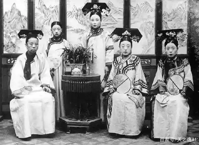 看完清朝后宫妃子的老照片,我不禁感慨:皇上,您受苦了