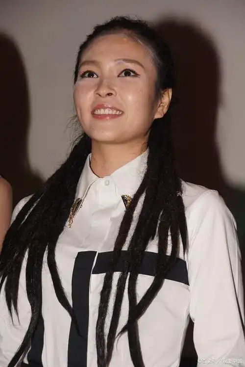 毕夏丧夫后首露面,身形消瘦显憔悴,老公刚去世就开演唱会引热议