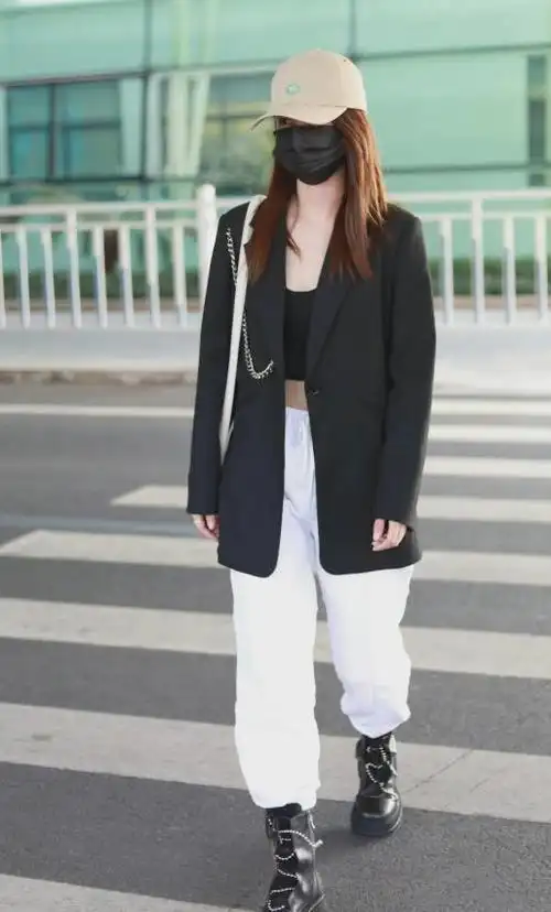 李沁机场私服照释出黑白搭配简约大气帅气girl上线