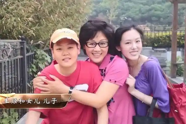 儿子智障,自己被骗,却让女儿上交10年工资,如今61岁的她还_王姬_家庭