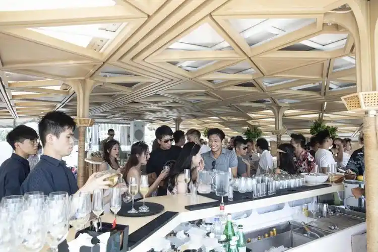 霍启山参加豪华派对,对着美女笑容灿烂,陈可欣超级抢镜