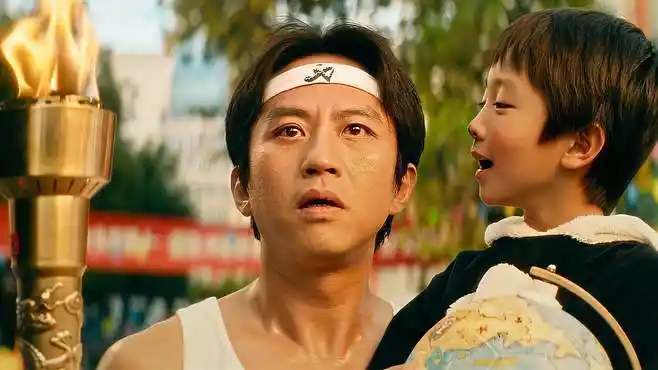 银河补习班:笨小孩指着火炬手叫爸爸,被老师讽刺,下秒实力打脸-影视综