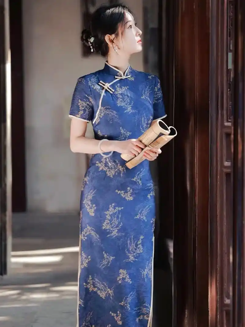 这件旗袍的颜色非常艳丽,我喜欢它的裙摆上的花纹,好像是一朵朵盛开的