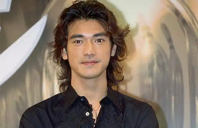 原创金城武登杂志封面留胡子梳大背头男人味足48岁隐居日本太低调