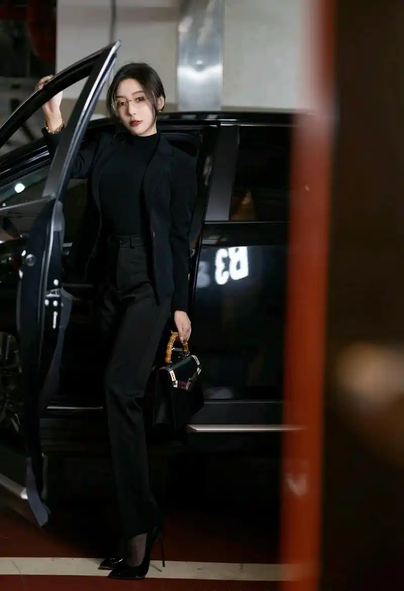 王馨瑶——高冷女总裁「摄影评测与赏析」