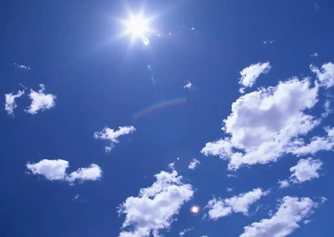 好像一幅巨大的油画,以不同的色彩,丰富的层次,揭示出大自然美丽.