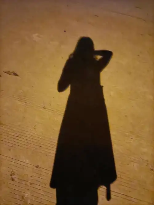 夜太深,影子越拉越长