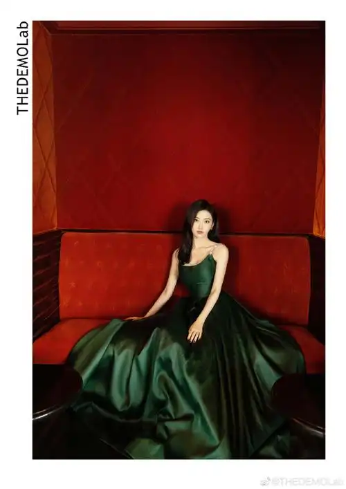 景甜超话#thedemolab##景甜##景甜墨绿色绸缎长裙#景甜 宝格丽香氛